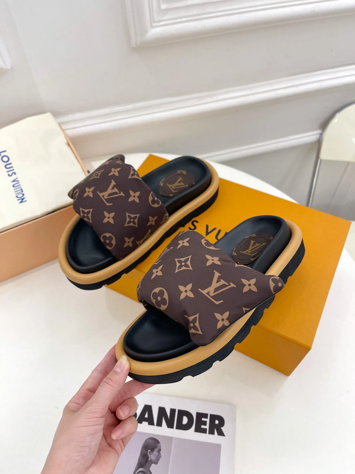 👟👟Ex-factory price P360👟👟 LV | Louis Vuitton ²⁰²³ 𝐬𝐬 🧡💚2023 Spring and Summer New Products The counter features the latest embossed slippers, hard goods, new🆕 Full of high-end feel! A popular model among bloggers at home and abroad, it’s retro and fashionable and looks amazing on your feet! Mainly recommended model on the official website★ ━━━━━ ЅᏇєєt ━━━━━ ▪️Upper: High-customized mercerized cloth➕Embossed ▪️Inner lining: Imported goatskin lining ▪️Outsole: Original open-molded non-slip and wear-resistant foam sole ▪️Code number: women's code 35-40 men's code 39-44